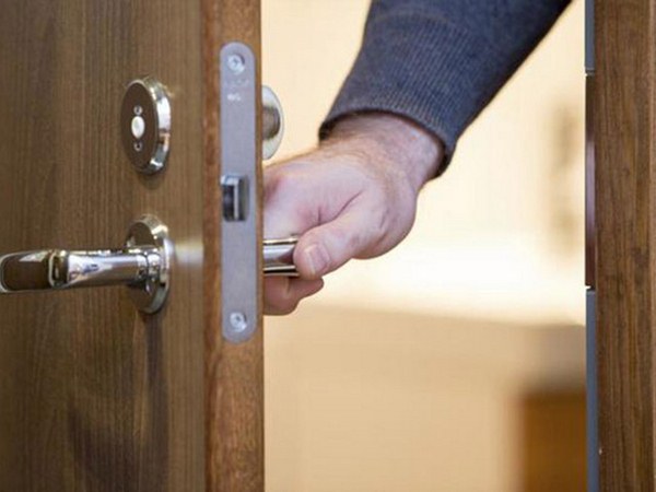 Cách phá ổ khóa cửa cực kì nhanh chỉ cần kẹp giấy hoặc tua vít